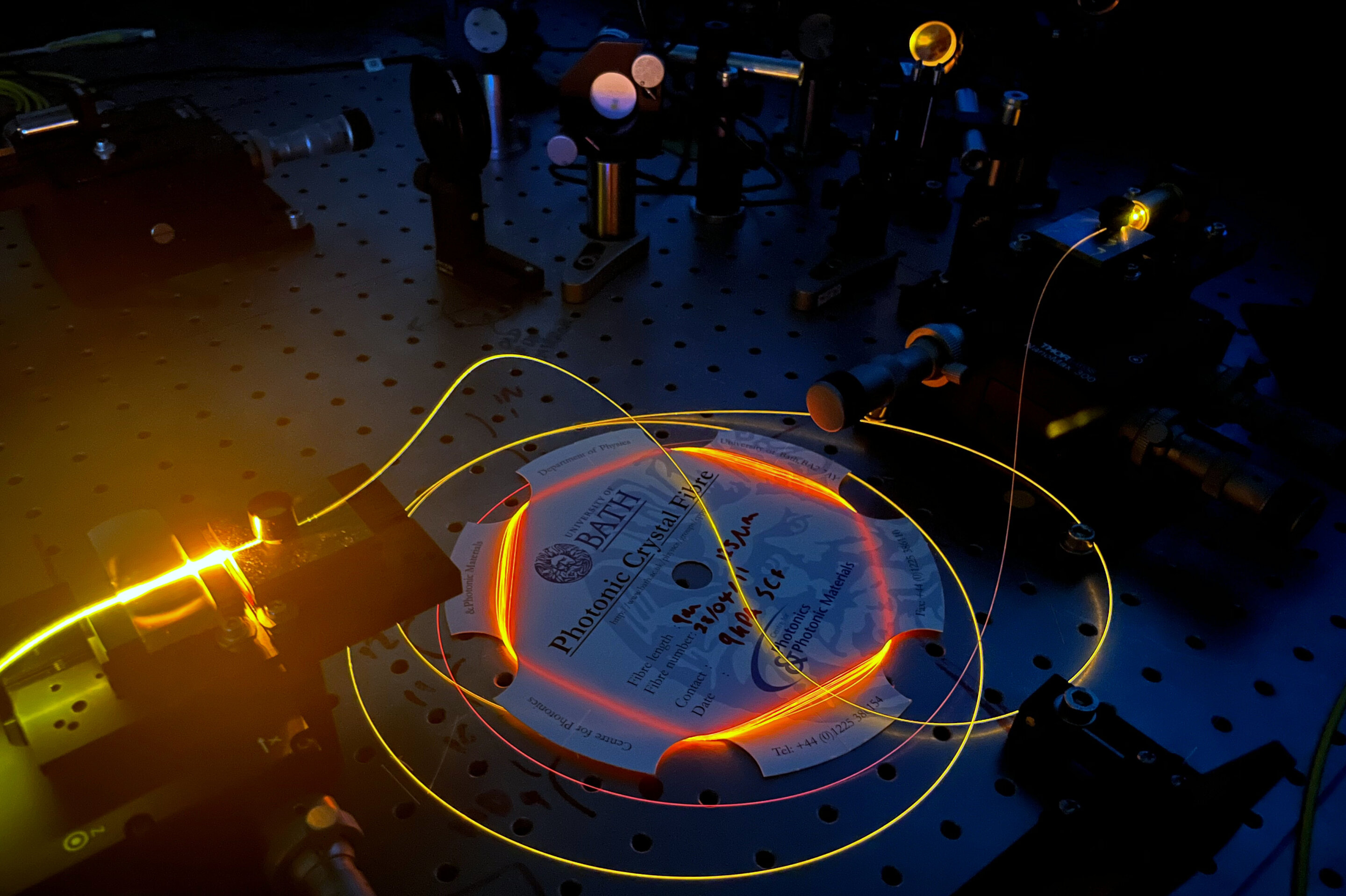 Faisceau lumineux guidé à travers une fibre optique fabriquée à l'Université de Bath